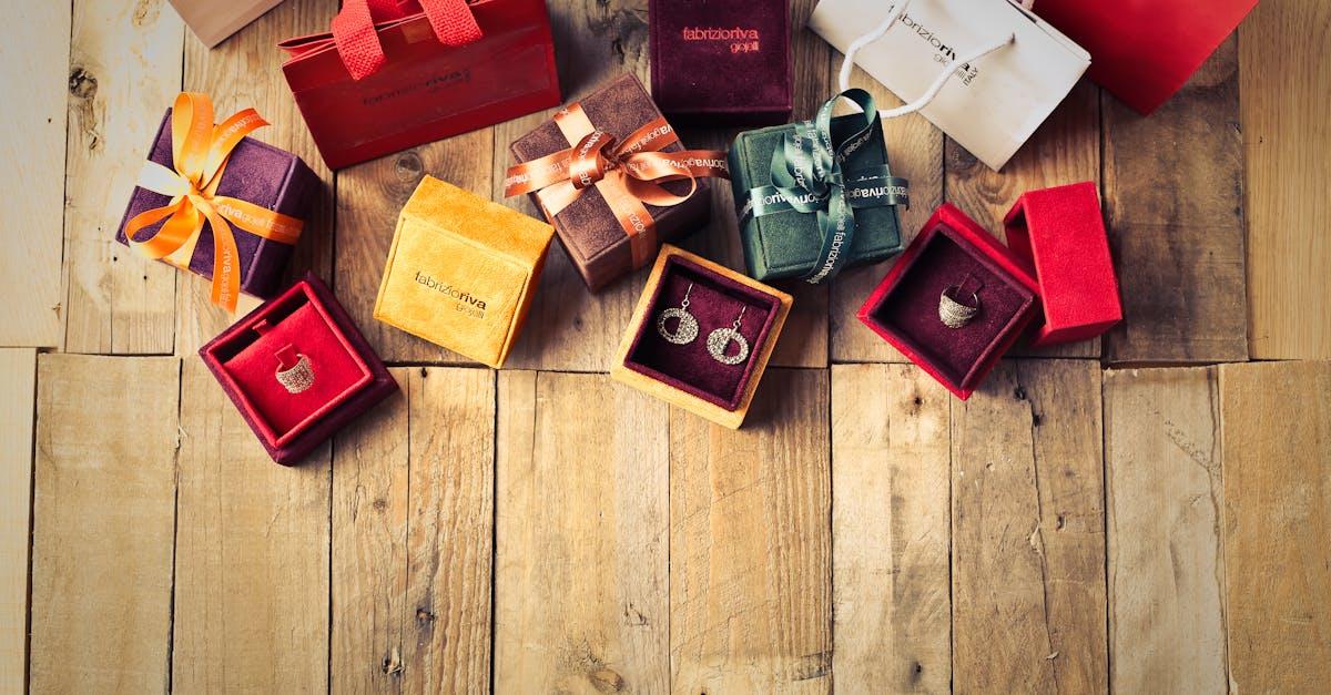 10 Thoughtful Maid of Honor Gifts for the Bride
